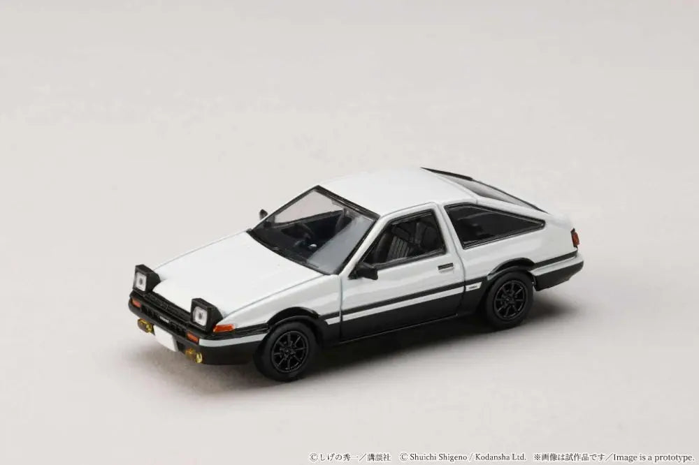 Voiture miniature AE86 Takumi Fujiwara contre Nakazato 1:64, modèle de collection Metro K, détaillé et réaliste.