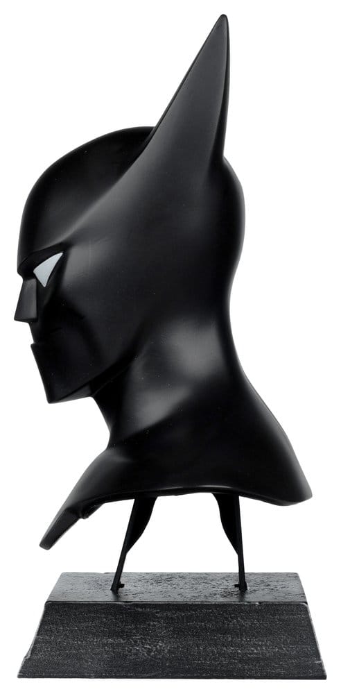 Figurine Batman Beyond de McFarlane Toys, échelle 1:3, représentant Batman la Relève avec détails précis et articulation.
