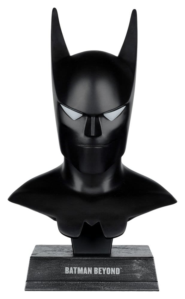 Figurine Batman Beyond de McFarlane Toys, échelle 1:3, illustrant Batman la Relève dans une pose dynamique.