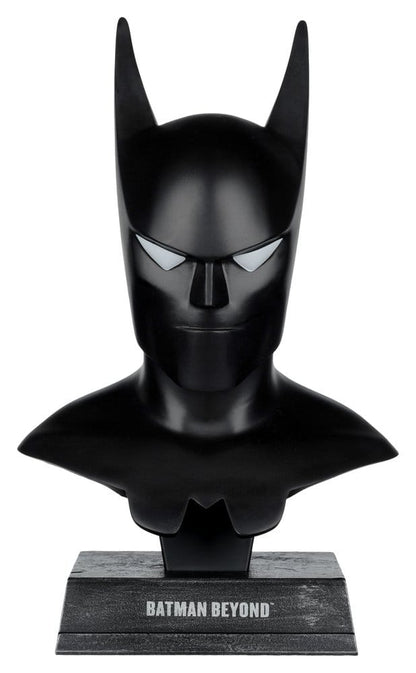 Figurine Batman Beyond de McFarlane Toys, échelle 1:3, illustrant Batman la Relève dans une pose dynamique.