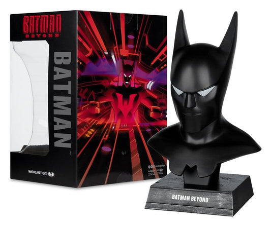 Figurine Batman Beyond de McFarlane Toys, modèle en échelle 1:3, représentant Batman la Relève, avec détails précis et pose dynamique.