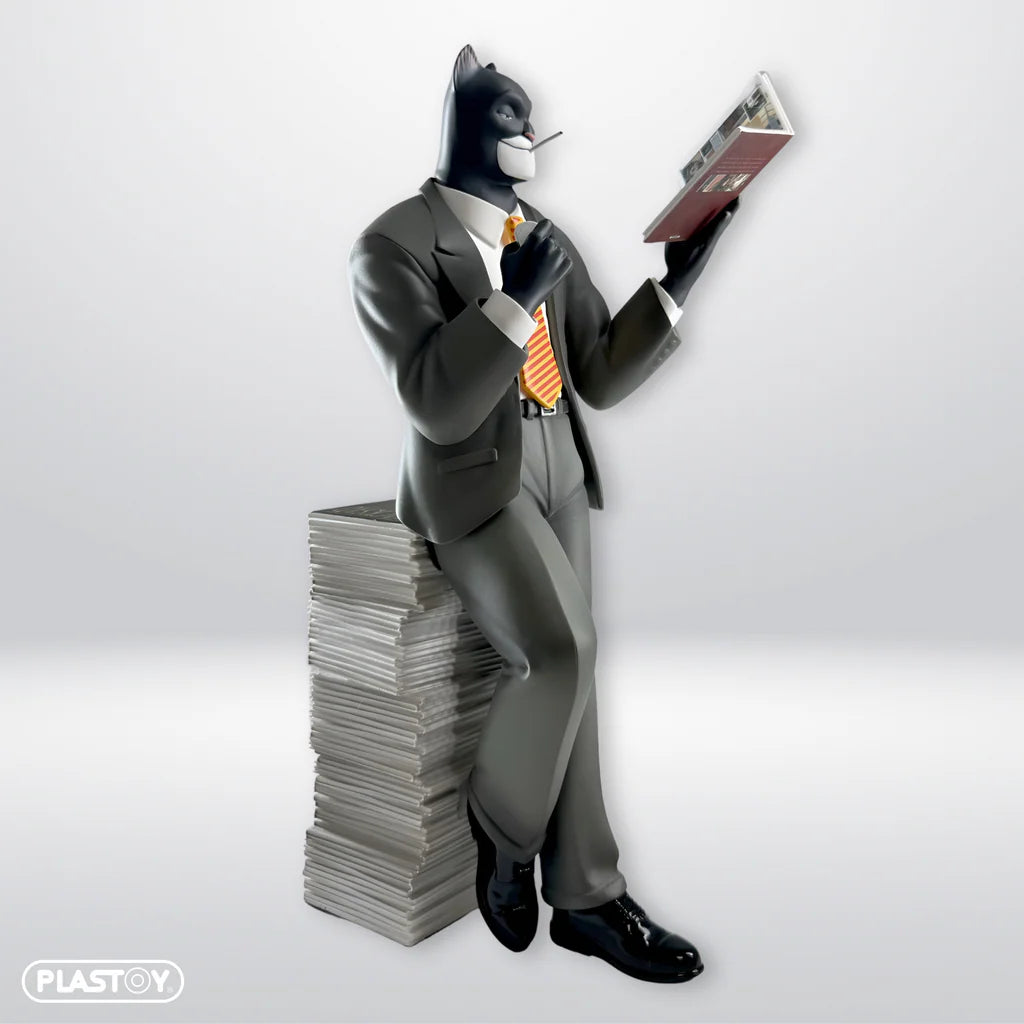 Statuette Blacksad Pile d'albums, figurine en plastique de la série Blacksad, exposée avec plusieurs albums empilés.