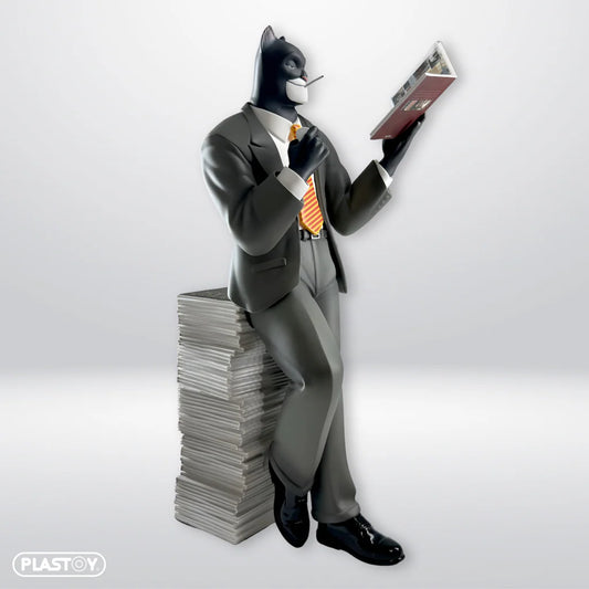 Statuette Blacksad Pile d'albums, figurine en plastique de la série Blacksad, exposée avec plusieurs albums empilés.