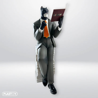 Statuette Blacksad de Plastoy représentant une pile d'albums, avec détails colorés et finition soignée.
