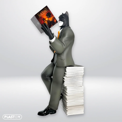 Statuette Blacksad en figurine plastoy, représentant une pile d'albums de bandes dessinées avec détails colorés et réalistes.
