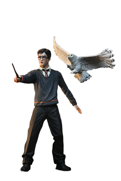 Figurine Harry Potter de la collection Legacy de 17 cm de Neca, représentant le personnage avec détails réalistes et costume magique.
