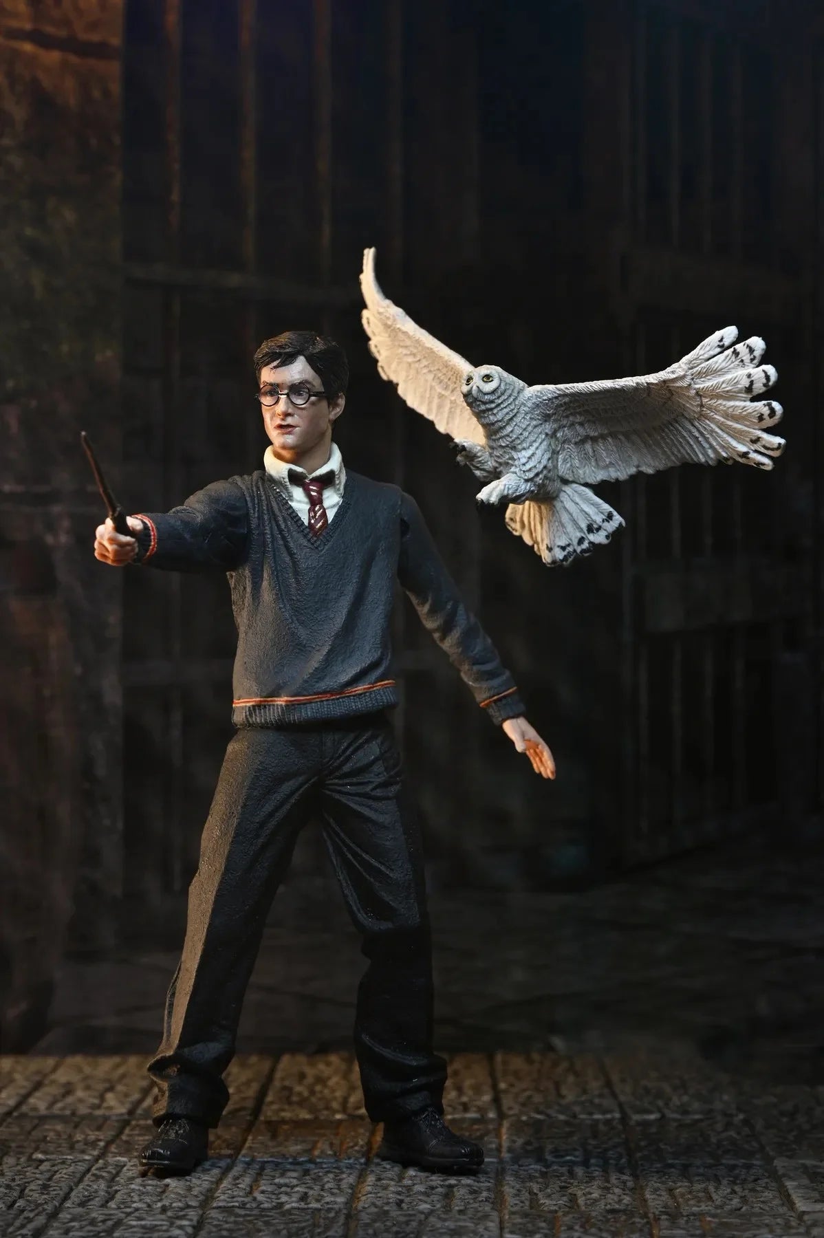 Figurine Harry Potter de la collection Legacy de 17 cm par Neca, montrant Harry en tenue magique avec baguette.