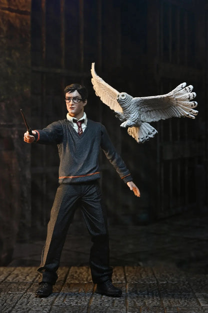 Figurine Harry Potter de la collection Legacy de 17 cm par Neca, montrant Harry en tenue magique avec baguette.