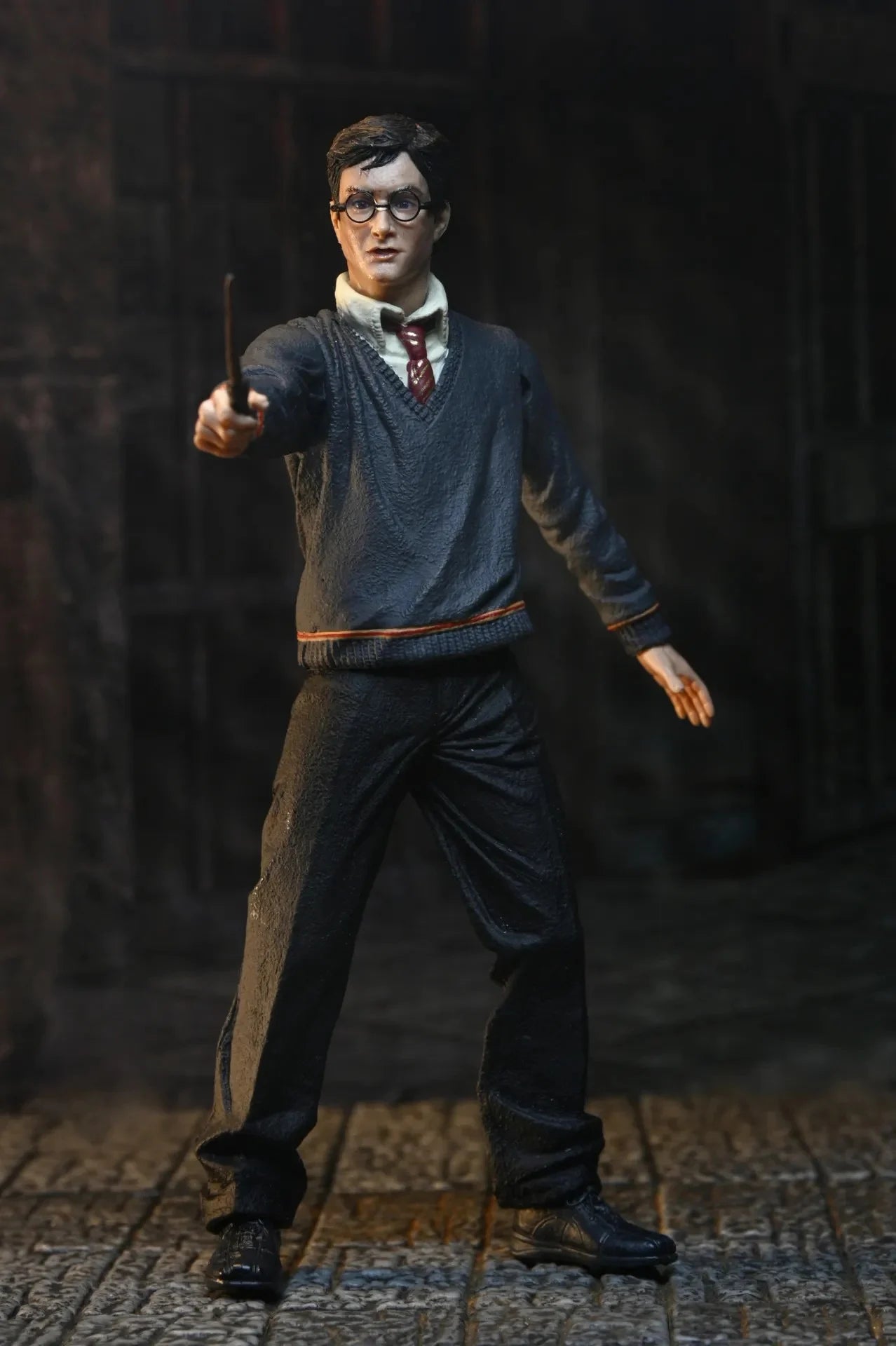 Figurine Harry Potter de la collection Legacy de Neca, 17 cm, représentant le célèbre sorcier avec détails réalistes.