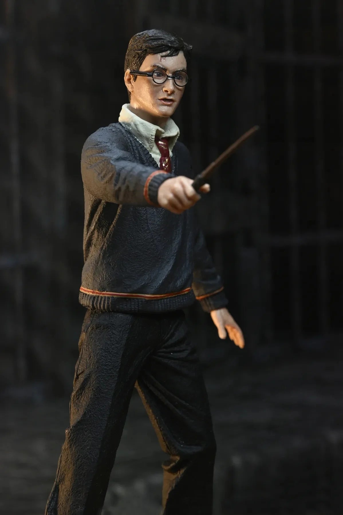 Figurine Harry Potter de la collection Legacy de 17 cm, Neca, représentant Harry avec sa baguette et costume magique.