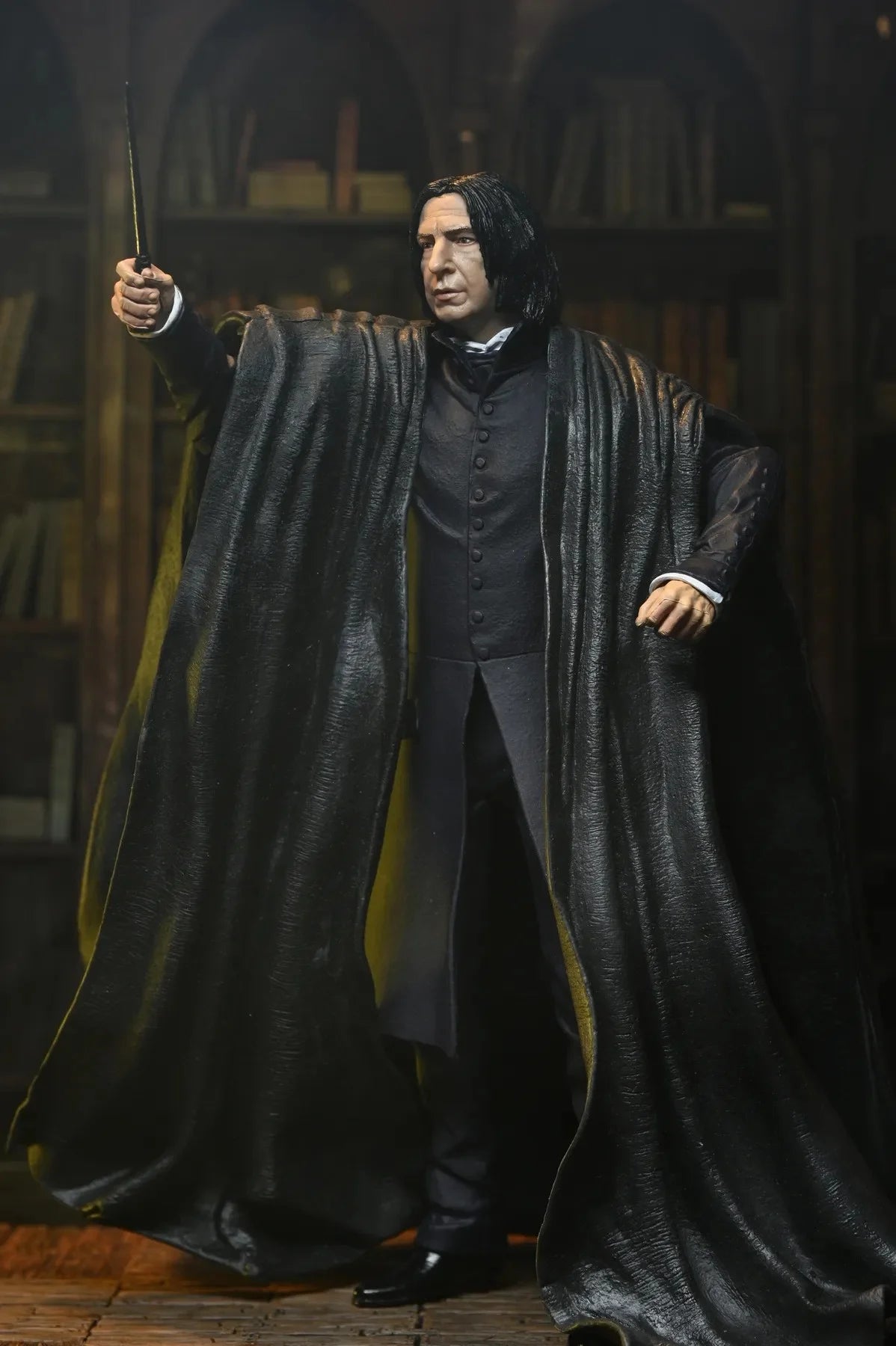 Figurine de Severus Rogue de la collection Harry Potter Legacy, de 17 cm, par Neca, représentant le personnage avec détails réalistes.