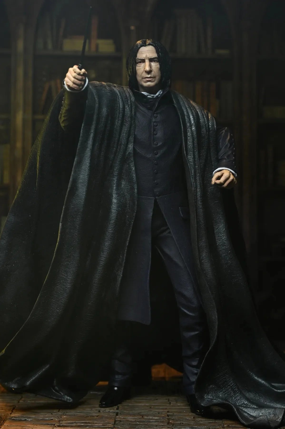 Figurine de Severus Rogue de la collection Harry Potter Legacy, 17 cm, Neca, représentant le personnage en costume noir.