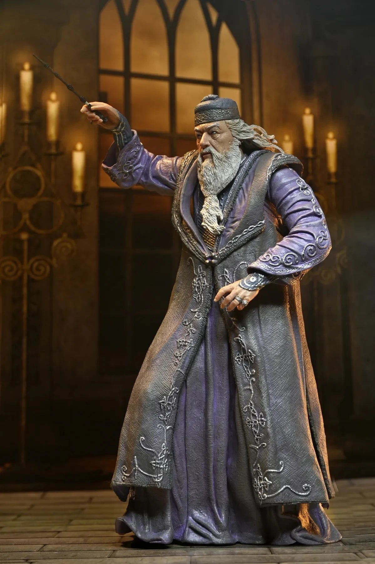 Figurine Albus Dumbledore de 17 cm de la collection Harry Potter Legacy, par Neca, montrant Dumbledore en robe magique.