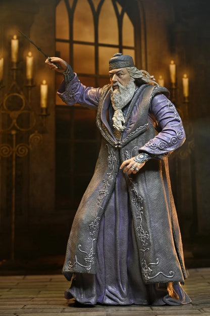 Figurine Albus Dumbledore de 17 cm de la collection Harry Potter Legacy, par Neca, montrant Dumbledore en robe magique.