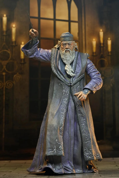 Figurine d'Albus Dumbledore de 17 cm de la collection Harry Potter Legacy par Neca, montrant le personnage avec robes et baguette.