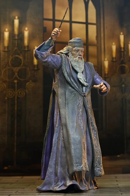 Figurine d'Albus Dumbledore de 17 cm de la collection Harry Potter Legacy par Neca, présentant Dumbledore avec sa robe et sa baguette.