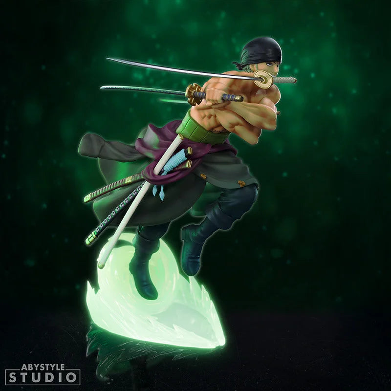 Figurine phosphorescente Zoro Roronoa de 18 cm de la collection One Piece SFC, marque Abystyle, montrant Zoro en position dynamique
