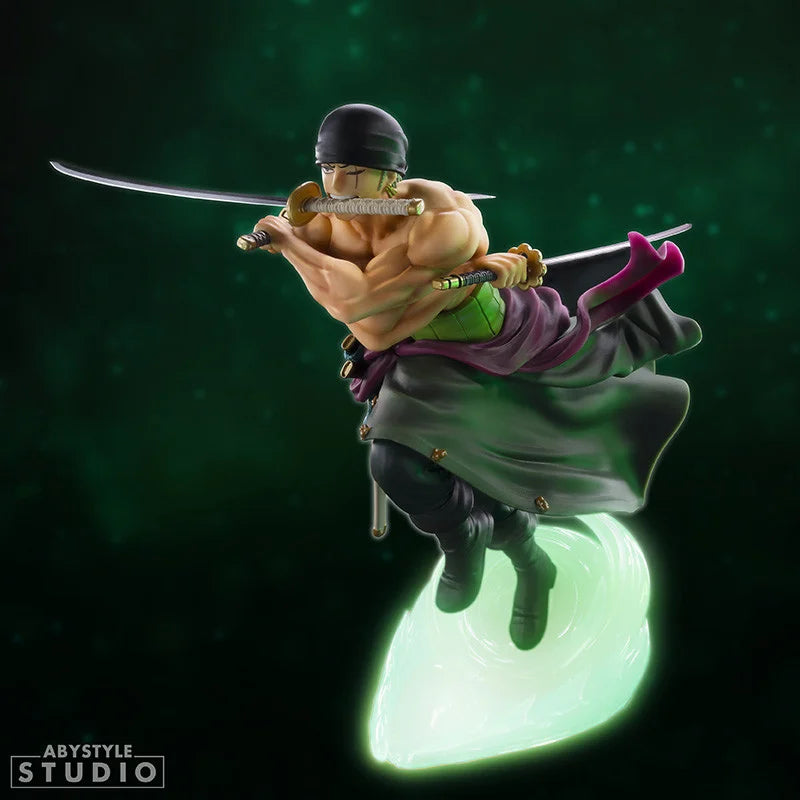 Figurine phosphorescente Zoro Roronoa de 18 cm de la collection One Piece SFC par Abystyle, montrant Zoro en pose dynamique.