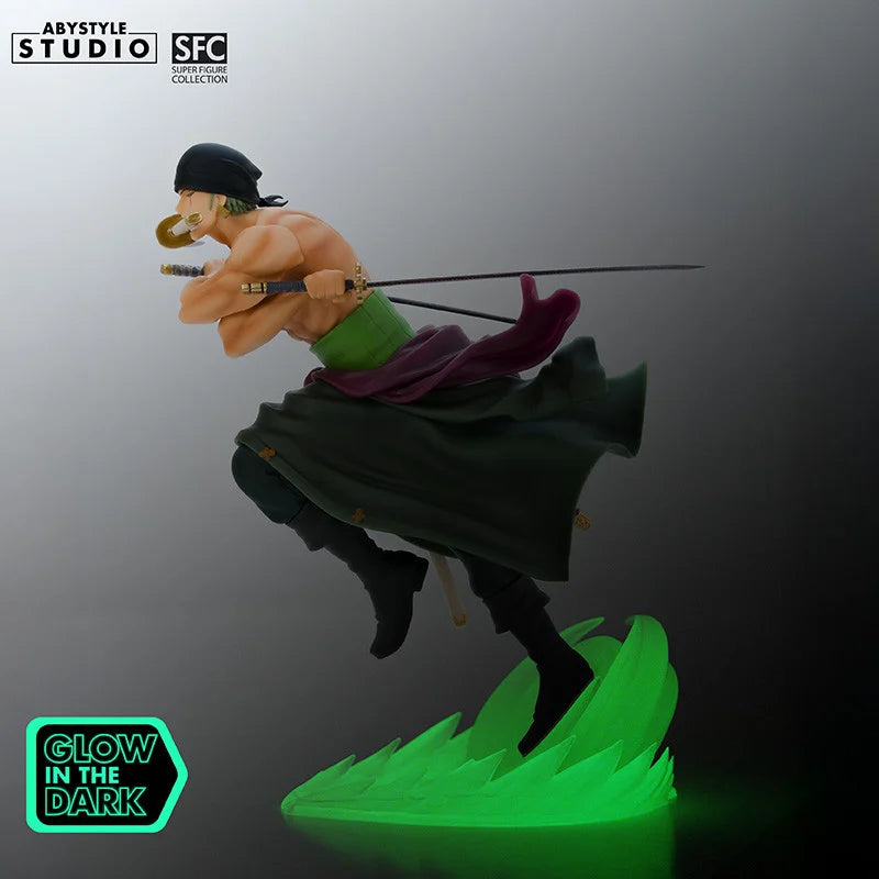 Figurine phosphorescente de Zoro Roronoa de One Piece, 18 cm, par Abystyle, montrant Zoro avec épée et détails colorés.