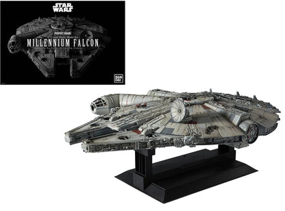Figurine du modèle réduit Millenium Falcon Star Wars, marque Hasbro, en plastique détaillé, vue de face avec détails précis.