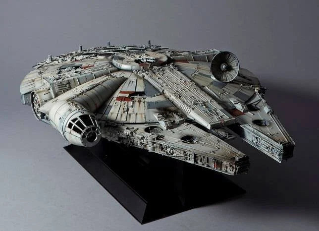 Figurine du modèle réduit du Millennium Falcon Star Wars, marque Hasbro, avec détails précis et taille d'environ 48 cm.