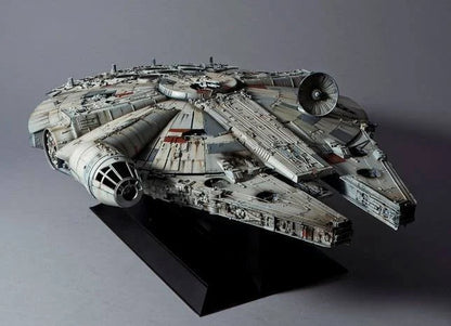 Figurine du modèle réduit du Millennium Falcon Star Wars, marque Hasbro, avec détails précis et taille d'environ 48 cm.