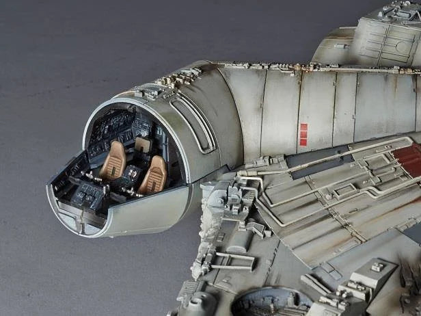 Figurine du modèle réduit du Millennium Falcon Star Wars par Hasbro, détail précis, mesure 48 cm, en plastique.