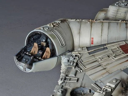 Figurine du modèle réduit du Millennium Falcon Star Wars par Hasbro, détail précis, mesure 48 cm, en plastique.