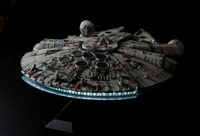 Figurine du modèle réduit Star Wars Millennium Falcon de Hasbro, 48 cm de la gamme Perfect Grade, vue de face.