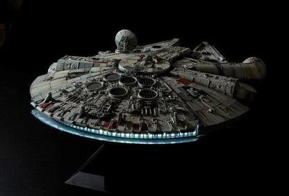 Figurine du modèle réduit Star Wars Millennium Falcon de Hasbro, 48 cm de la gamme Perfect Grade, vue de face.