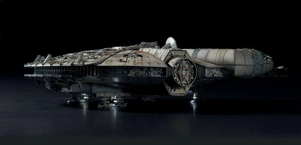 Figurine du modèle Star Wars Millennium Falcon, 48 cm, de la gamme Perfect Grade, fabriquée par Hasbro.