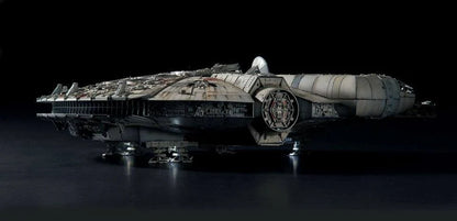 Figurine du modèle Star Wars Millennium Falcon, 48 cm, de la gamme Perfect Grade, fabriquée par Hasbro.