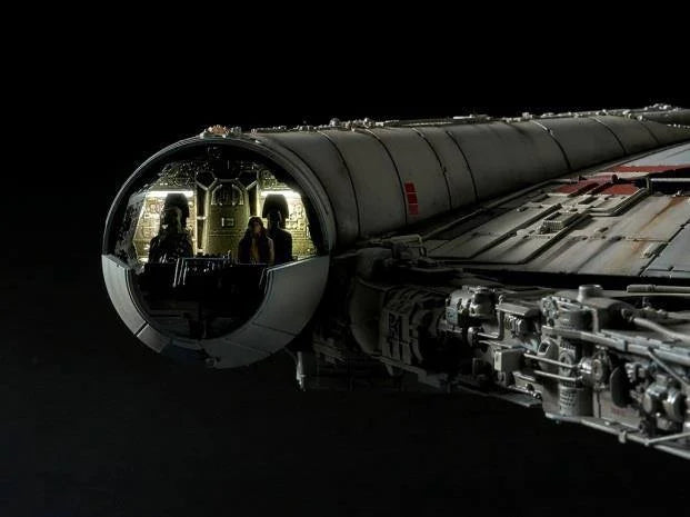 Figurine du modèle réduit de la Millenium Falcon Star Wars, marque Hasbro, en plastique, vue de face avec détails précis.