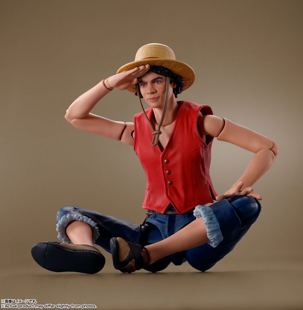 Figurine Monkey D. Luffy de la série ONE PIECE Netflix, Bandai S.H. Figuarts, 14 cm, affichée en position dynamique.