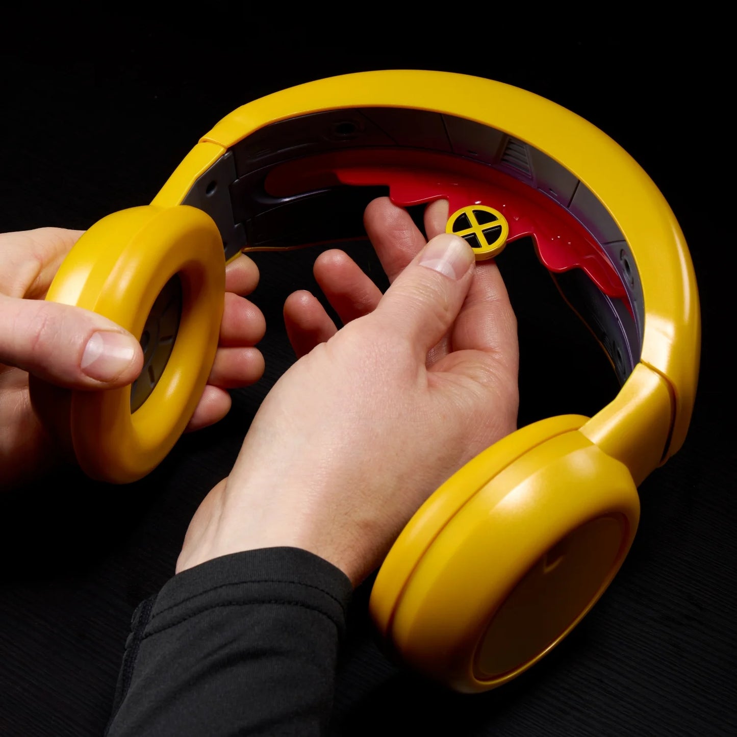 Visière Cyclope X-MEN '97 Replica Legend Series pour cosplay, en plastique noir avec détails colorés, de marque Hasbro.