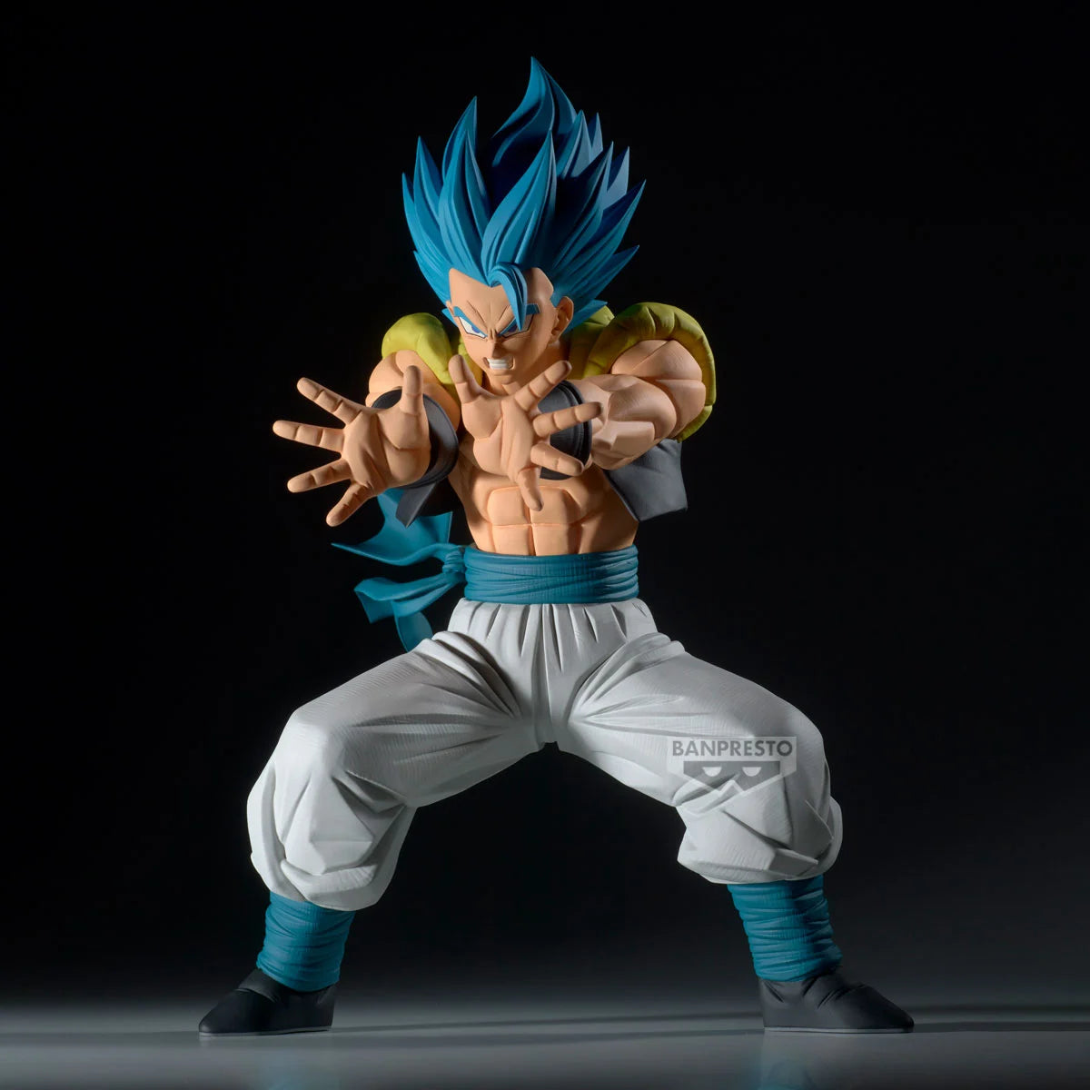 Figurine Gogeta Super Saiyan Blue de 25cm de la collection Dragon Ball Super, fabriquée par Bandai, pose dynamique en action.