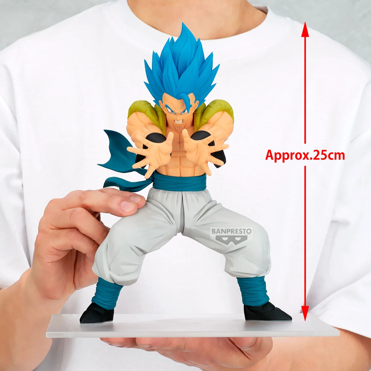 Figurine Bandai Gogeta Super Saiyan Blue de 25cm, personnage de Dragon Ball Super, pose dynamique et détails précis.