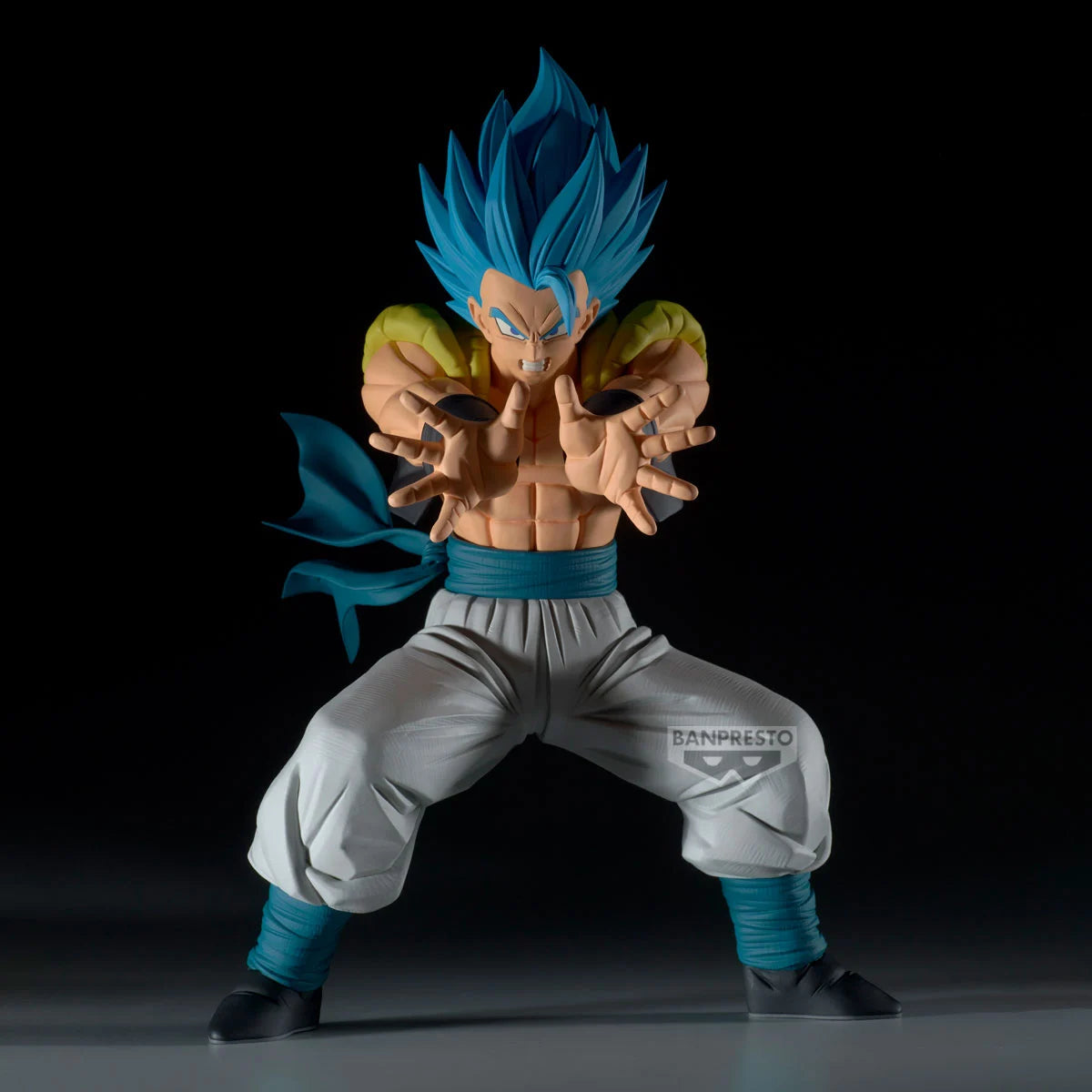 Figurine Gogeta Super Saiyan Blue Bandai de 25cm de la collection Dragon Ball Super, pose dynamique, détails précis, fond blanc.