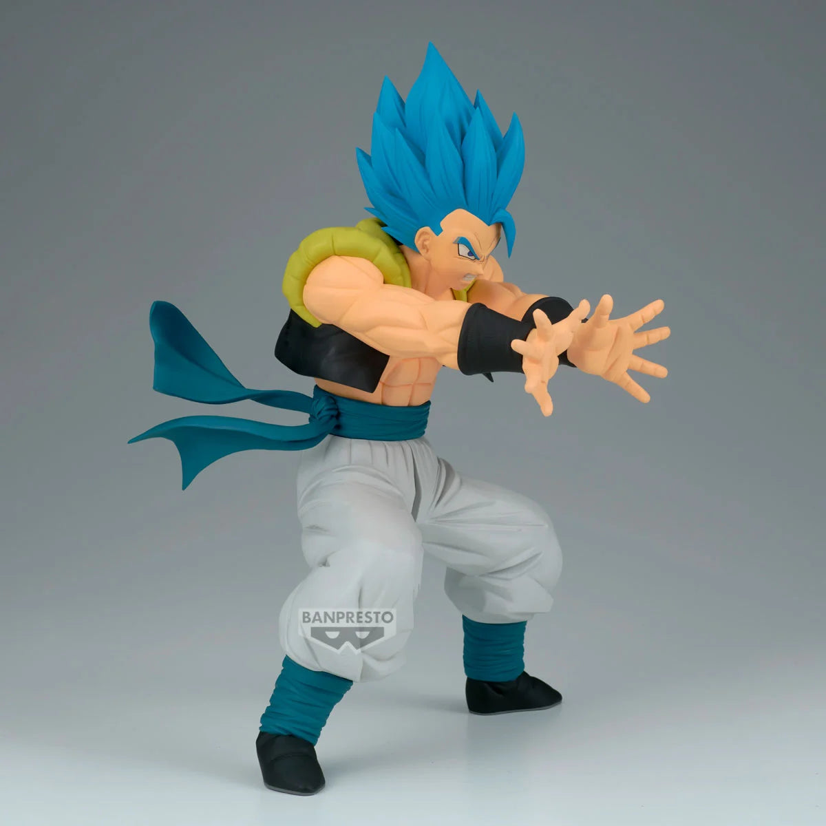 Figurine Gogeta Super Saiyan Blue de 25cm de la collection Dragon Ball Super, fabriquée par Bandai, représentant Gogeta en pose dynamique.