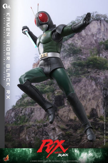 Figurine Kamen Rider Black RX de 31 cm de la marque Hot Toys, montrant le personnage en détail, pose dynamique et costume coloré.