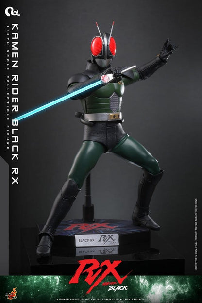 Figurine Kamen Rider Black RX de Hot Toys, 31 cm, représentant le héros en costume noir et rouge avec détails précis.