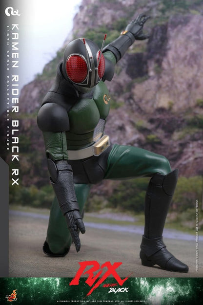 Figurine Kamen Rider Black RX Hot Toys de 31 cm, pose dynamique, détails précis et costume emblématique.