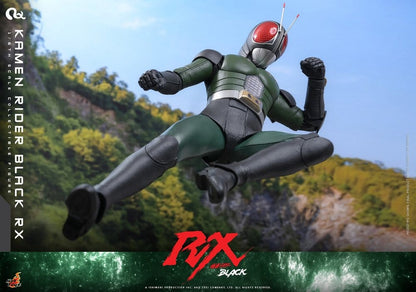 Figurine Kamen Rider Black RX en pose, 31 cm, par Hot Toys, avec détails réalistes et costume fidèle à la série.