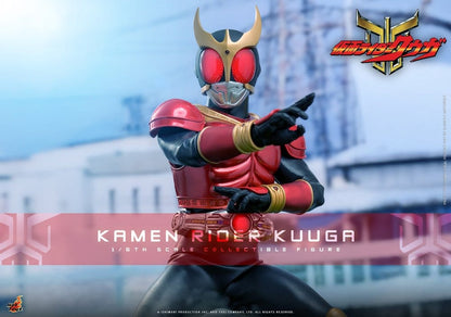 Figurine Kamen Rider Kuuga 1/6 de 31 cm de Hot Toys, position debout avec détails précis du costume et du visage.