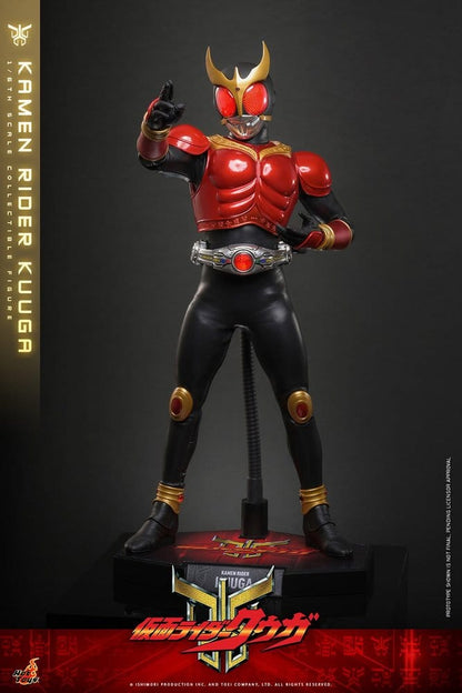 Figurine Kamen Rider Kuuga 1/6 de 31 cm de la marque Hot Toys, montrant la pose dynamique du héros en costume jaune et noir.