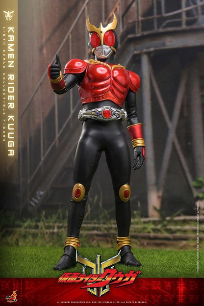 Figurine Kamen Rider Kuuga 1/6 de 31 cm de Hot Toys, détaillée avec costume et accessoires, pose dynamique.