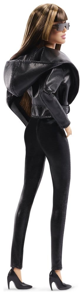 Poupée de collection Barbie Signature Miley Cyrus de la marque Mattel, vêtue d'une tenue élégante, visage réaliste et détails précis.