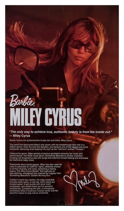 Poupée de collection Barbie Signature Miley Cyrus de Mattel, vêtue d'une tenue tendance, cheveux blonds et maquillage détaillé.