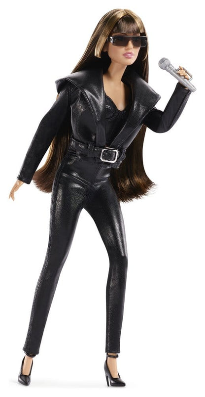 Poupée de collection Barbie Signature Miley Cyrus de la marque Mattel avec détails de mode et accessoires visibles.