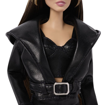 Poupée de collection Barbie Signature Miley Cyrus de la marque Mattel avec tenue élégante et détails réalistes.